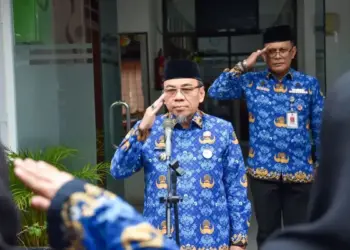 Wakil Wali Kota Padang Maigus Nasir memimpin apel pagi di DP3AP2KB Kota Padang. (dok. Prokopim)