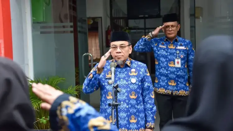 Wawako Maigus Nasir Pimpin Apel di Kantor DP3AP2KB Padang, Ajak ASN Bangun Kota Sejahtera 1 Wakil Wali Kota Padang Maigus Nasir memimpin apel pagi di DP3AP2KB Kota Padang. (dok. Prokopim)
