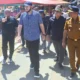 Wako Fadly Amran dan rombongan cek situasi Pantai Air Manis. (dok. Prokopim)
