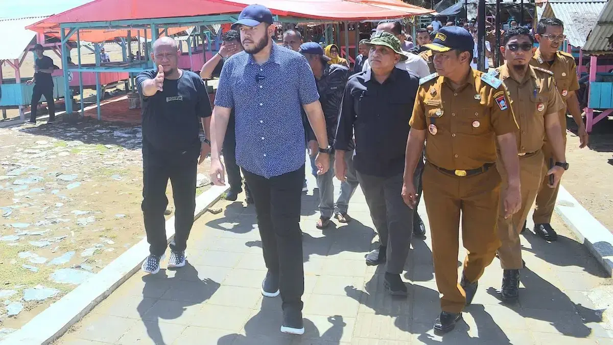 Wako Fadly Amran dan rombongan cek situasi Pantai Air Manis. (dok. Prokopim)