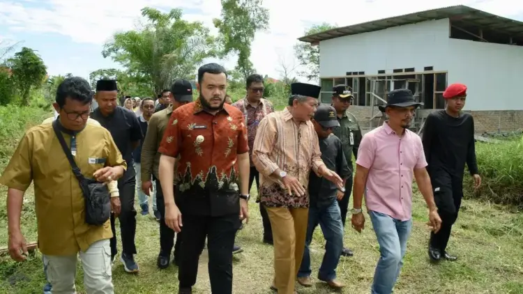 Wako Fadly Amran cek kondisi wilayah terdampak genangan di Tunggul Hitam. (dok. Prokopim)