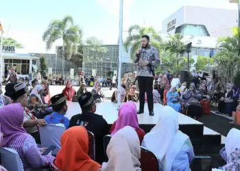 Wako Fadly Amran saat memberi sambutan pada acara penyerahan dana operasional di Kuranji. (dok. Prokopim)