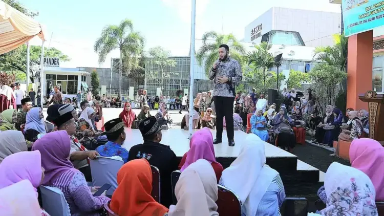 Wako Fadly Amran saat memberi sambutan pada acara penyerahan dana operasional di Kuranji. (dok. Prokopim)