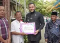 Wako Fadly Amran serahkan dana operasional triwulan 1 di tiga kecamatan. (dok. Prokopim)