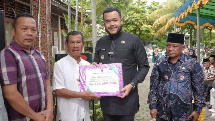 Wako Fadly Amran serahkan dana operasional triwulan 1 di tiga kecamatan. (dok. Prokopim)