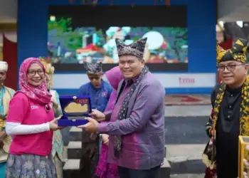 Wako Pariaman Yota Balad terima penghargaan dari TMII. (dok. Kominfo Pariaman)