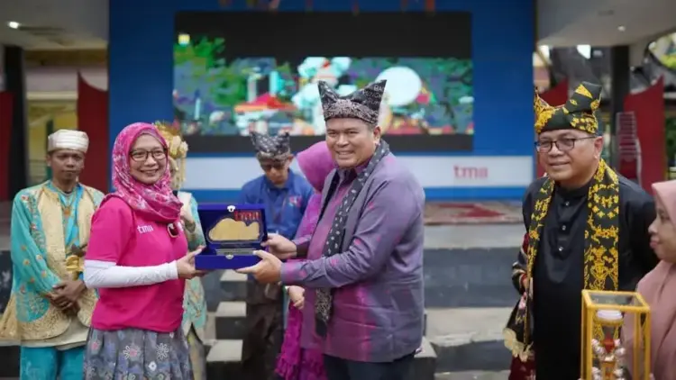 Tabuik Pariaman Meriahkan HUT TMII ke-50 1 Wako Pariaman Yota Balad terima penghargaan dari TMII. (dok. Kominfo Pariaman)