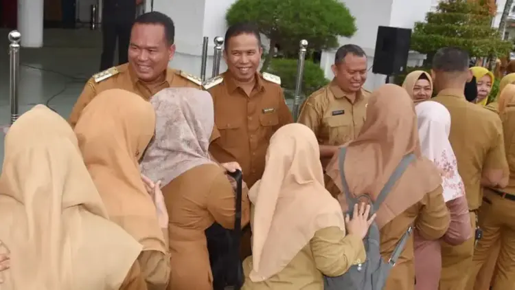 Wali Kota Yota Balad dan Wakilnya Mulyadi serta Pj Sekda Mursalim menerima silaturahmi ASN Pemko Pariaman pada hari pertama kerja usai libur Lebaran. (dok. istimewa)