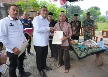 Wamen Ossy Serahkan Sertifikat Elektronik Door to Door di Semarang 5 Wamen ATR/BPN Ossy Darmawan saat penyerahan dokumen door to door di Semarang. (dok. ATR/BPN)