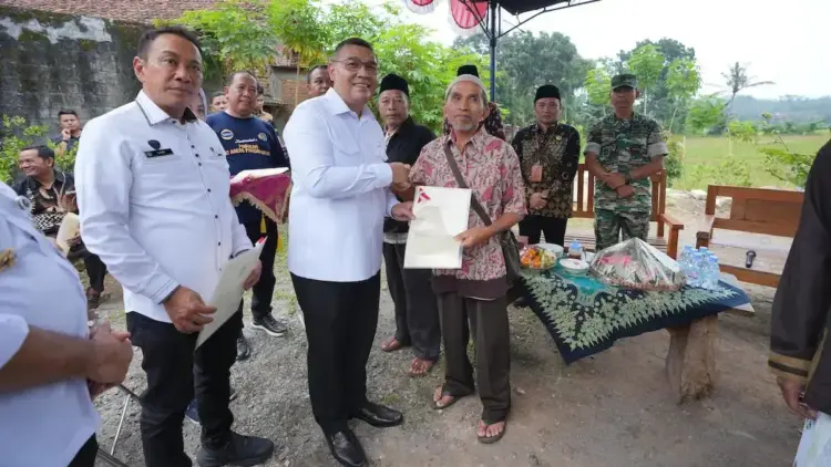 Wamen Ossy Serahkan Sertifikat Elektronik Door to Door di Semarang 1 Wamen ATR/BPN Ossy Darmawan saat penyerahan dokumen door to door di Semarang. (dok. ATR/BPN)