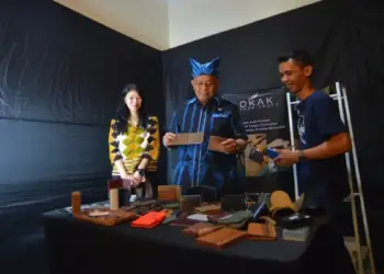 Wamen UMKM melihat produk dalam iven TikTok Shop Tokopedia di Padang. (dok. istimewa)