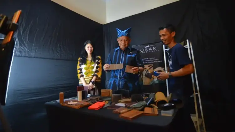 Tokopedia, TikTok Shop, KemenUMKM Latih Juragan UMKM dengan Creators Lab 1 Wamen UMKM melihat produk dalam iven TikTok Shop Tokopedia di Padang. (dok. istimewa)