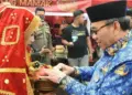 Wawako Maigus Nasir buka iven Koto Tangah Baralek Gadang diawali dengan mangutia siriah. (dok. Prokopim)