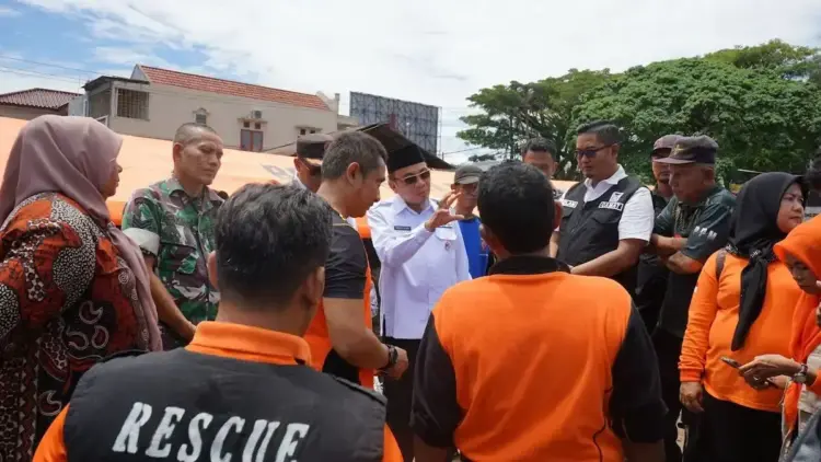 Bantu Koordinasi Evakuasi Bocah Hanyut di Sungai Simpang Kalumpang, Wawako Padang Beri Apresiasi Tim Gabungan 1 Wawako Maigus Nasir datang dan koordinasikan personil di lokasi bocah hanyut Simpang Kalumpang. (dok. Prokopim)