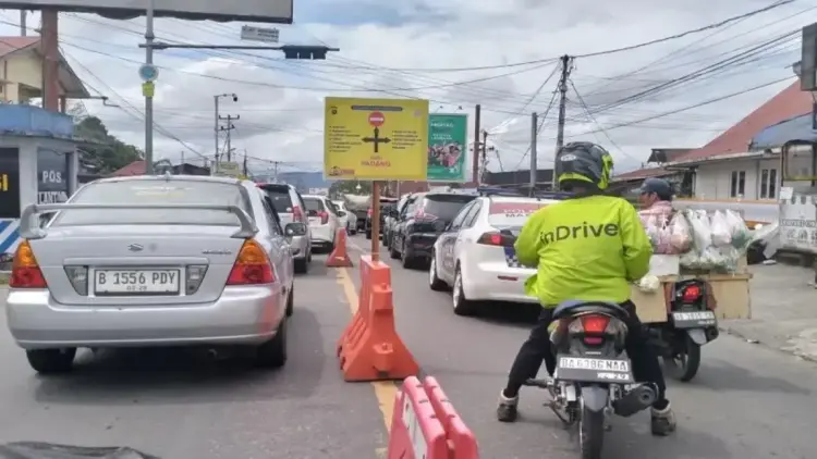 Polda Sumbar Terapkan Sistem One Way Antisipasi Arus Balik Lebaran di Padang-Bukittinggi 1 Sejumlah kendaraan melaju lambat di persimpangan Padang Luar, Kabupaten Agam saat pemberlakuan rekayasa lalu lintas. (ANTARA/Muhammad Zulfikar)
