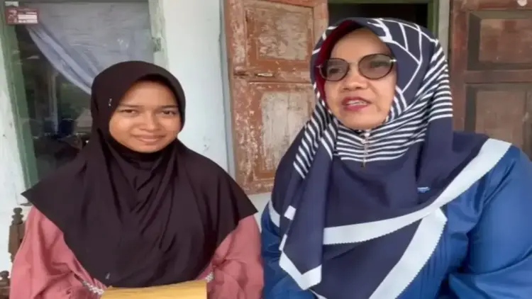 Siswi SMA 1 Padang Sago Alda Riawan bersama Kepala SMA 1 Padang Sago Nursyamsi. (Foto: Dok. Tim AR)