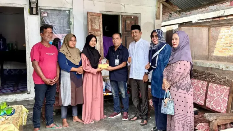 Wakil Sekretaris DPD Gerindra Sumbar Zulkifli menyerahkan beasiswa dari Andre Rosiade kepada siswi SMA 1 Padang Sago Alda Riawan yang lulus Kedokteran UI. (Foto: Dok. Tim AR)