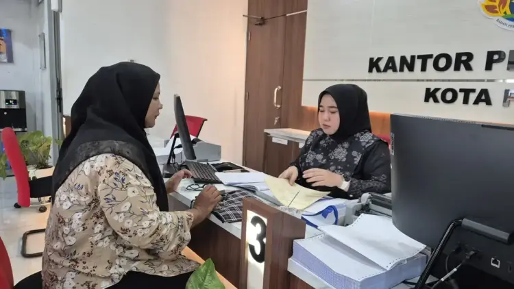 Pegawai Kantor Pertanahan Kota Padang melayani masyarakat yang mengurus dokumen pertanahan selama momen Idulfitri 2025. (Foto: Dok. Kantah Padang)