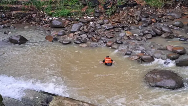Tim SAR Gabungan melakukan pencarian terhadap anak hilang di Kota Padang pada Senin (7/4/2025) sore. (Dok. Pusdalops PB)