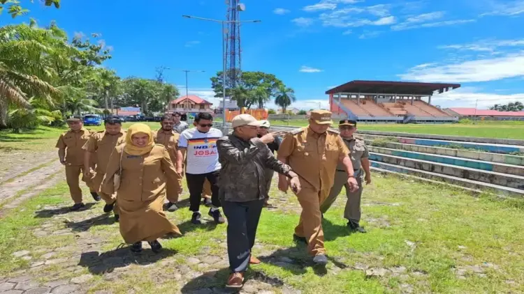 Wako Pariaman Bersama Anggota DPR Arisal Aziz meninjau GOR Rawang sebagai homebase Josal FC. (Foto: Dok. Ist)