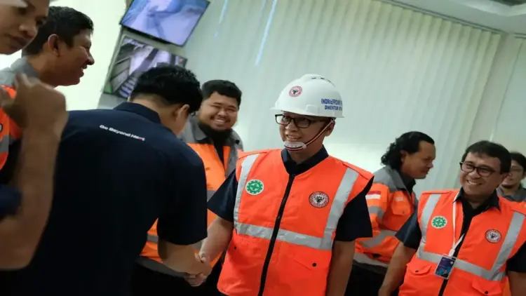 Direksi Semen Padang Bangun Semangat Baru dengan Silaturahmi di Hari Pertama Kerja Pasca-Lebaran 1 Direktur Utama Semen Padang Indrieffouny Indra melakukan silaturahmi dengan karyawan. (Foto: Dok. Ist)