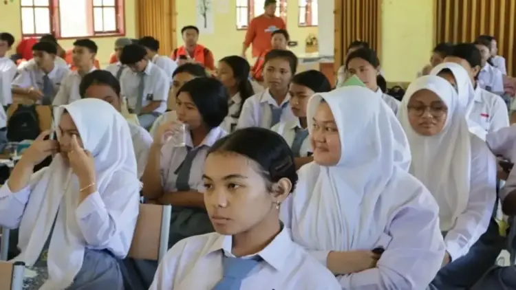 Komisi X DPR RI Tinjau PBM di Mentawai, Dorong Peningkatan Mutu Pendidikan di Daerah Tertinggal 1 Sejumlah anak didik di salah satu sekolah di Kabupaten Kepulauan Mentawai, Provinsi Sumatera Barat mendengarkan paparan terkait program Cinta Bangga Rupiah. (ANTARA/Muhammad Zulfikar)