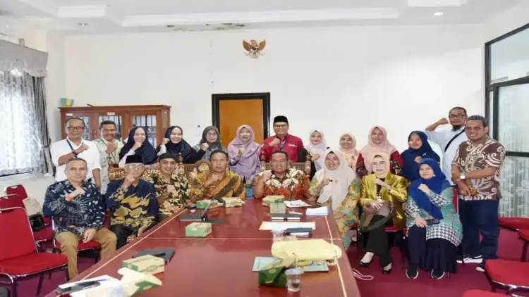 Pemko Pariaman Gelar Rapat Persiapan Launching Saga Saja Plus, Ajak Perguruan Tinggi Kerja Sama 1 Wako Pariaman, Sumbar Yota Balad (kanan) bersama Wawako Pariaman Mulyadi (tengah) saat rapat dengan pimpinan perguruan tinggi di Pariaman dan Padang untuk membahas Saga Saja Plus di Pariaman, Kamis. Antara/HO-Diskominfo Pariaman