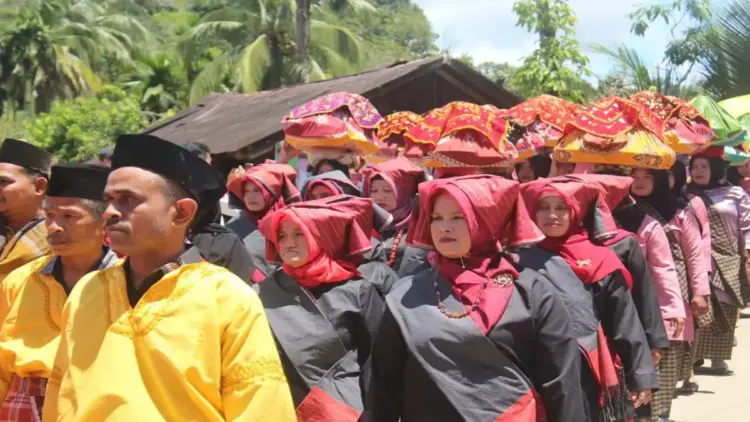 Dari Ujung Sijunjung, Unggan Serukan ‘Adat Lamo, Jati Diri Kito' 1 Antusias para bundo 'manjujuang nasi di dulang' saat Festival Budaya Unggan, Nagari Unggan, Kecamatan Sumpur Kudus, Kabupaten Sijunjung, Sumatera Barat. (Arolan/Radarsumbar)