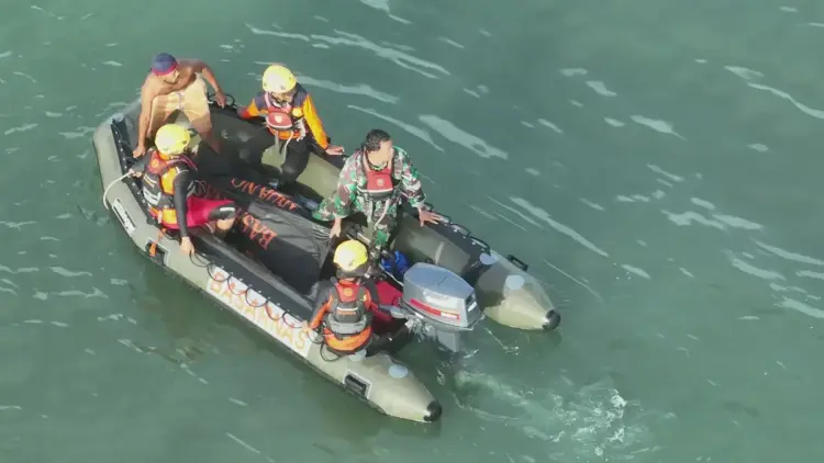 Pencarian pelajar terseret ombak Pantai Pasie Tiku oleh tim gabungan. (Foto: Basarnas)