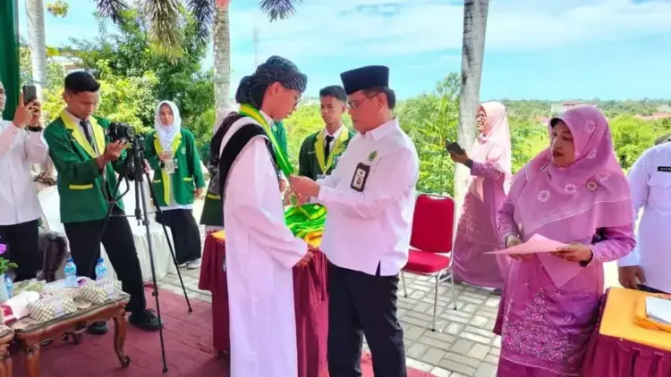 Cetak Generasi Qur’ani, MAN Kota Pariaman Wisuda 63 Penghafal Al-Qur’an 1 MAN Kota Pariaman menggelar wisuda Tahfidz untuk angkatan ke-3, Senin(14/4/2025). (Foto: Dok. Ist)