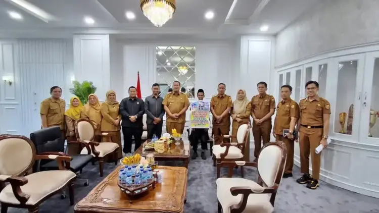 Ingin Temui Raja Salman dan Umrah Jalan Kaki, Efriadi Dapat Restu dari Wako Pariaman 1 Pemko Pariaman memberikan dukungan kepada Efriadi yang akan menunaikan ibadah umrah dengan berjalan kaki. (Foto: Dok. Ist)