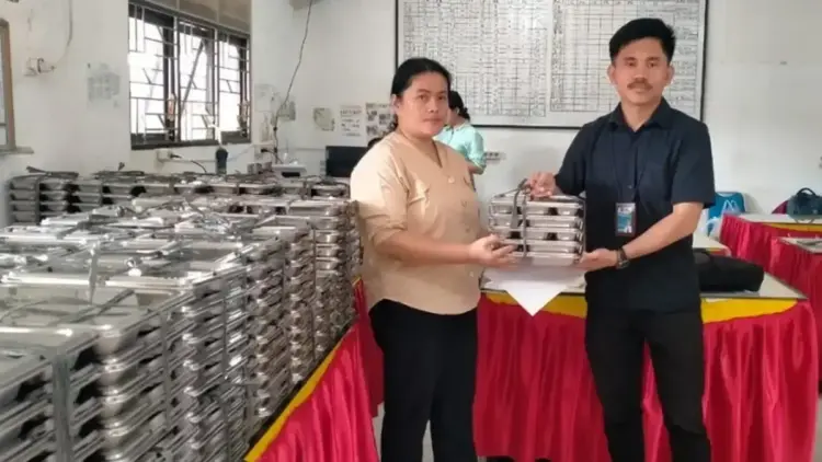 Kepala SPPG Hilizoi, Dominus Buala Ronaldi Wehalo, S.Ds. saat menyerahkan paket makanan bergizi kepada salah satu sekolah di Kabupaten Nias, Sumatera Utara (Sumut) atas program BGN bersama Yayasan IMB, Selasa (15/4/2025). (Foto: Dok. Ist)