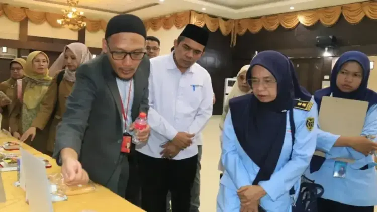 Pihak Lion Air bersama Kementerian Agama Provinsi Sumbar melakukan uji kualitas makanan yang akan disajikan kepada calon jamaah haji Embarkasi Haji Padang. (Antara/HO-Humas Kemenag Sumbar)