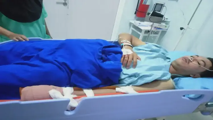 Korban mendapatkan perawatan medis usai dikeroyok sekelompok orang. (Foto: Dok. Ist)