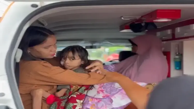 Nur Rezkia Fahira bersama ibunya saat dibawa menggunakan ambulans ke RSUP M Djamil Padang. (Foto: Dok. Tim AR)