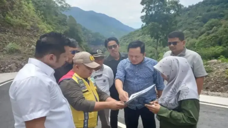 Jalan Penghubung Solok–Pesisir Selatan Ditargetkan Rampung 2025, Anggaran Rp38 Miliar Disiapkan 1 Ketua Komisi IV DPRD Sumbar Doni Harsiva Yandra meninjau jalan penghubung Kabupaten Pesisir Selatan dengan Kabupaten Solok. (Antara/HO-Humas DPRD Sumbar)