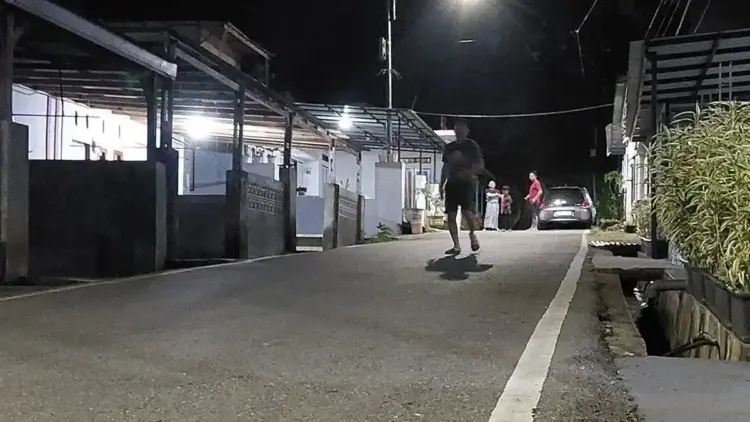 Sejumlah warga keluar rumah saat terjadi gempa bumi dengan magnitudo 4,6 di Kota Padang Panjang, Sumatera Barat, Sabtu (19/4/2025) malam. ANTARA/Fandi Yogari/aa.