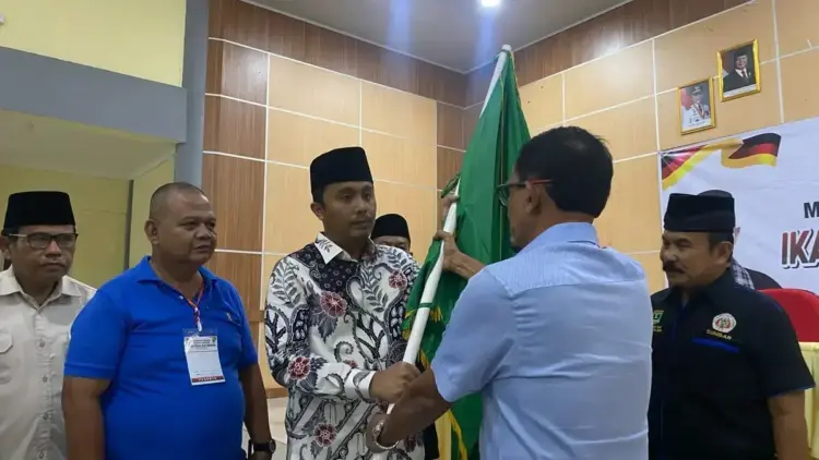 Wagub Sumbar Vasko Ruseimy menerima bendera pataka usai terpilih sebagai Ketum IPSI Sumbar 2025-2029. (Foto: Dok. Ist)