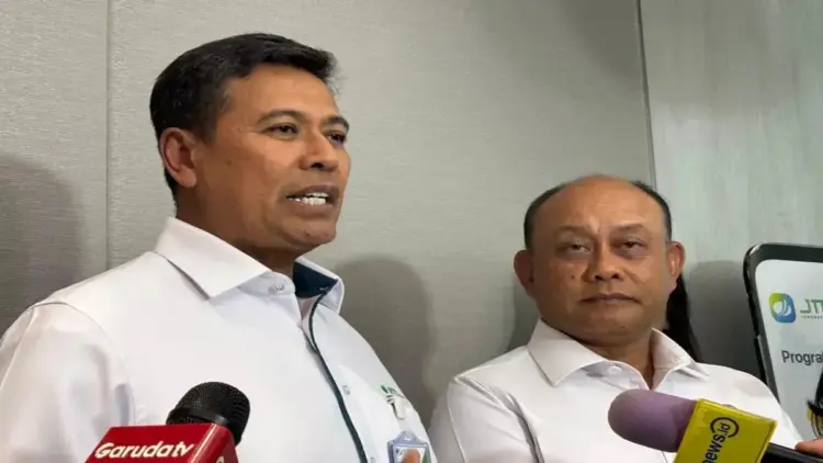 Direktur Utama BPJS Ketenagakerjaan Anggoro Eko Cahyo (kiri) dan Kepala BGN Dadan Hindayana memberikan keterangan kepada wartawan usai penandatanganan nota kesepahaman di Jakarta, Senin (21/4/2025) ANTARA/Prisca Triferna