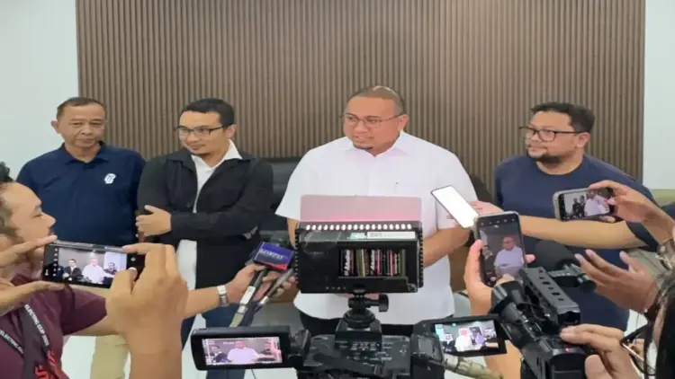 Merasa Dizalimi Wasit dan VAR, Andre Rosiade dan Manajemen Semen Padang FC Datangi PT LIB 1 Penasihat Semen Padang FC Andre Rosiade melayani pertanyaan wartawan usai melapor ke PT LIB. (Foto: Dok. Ist)