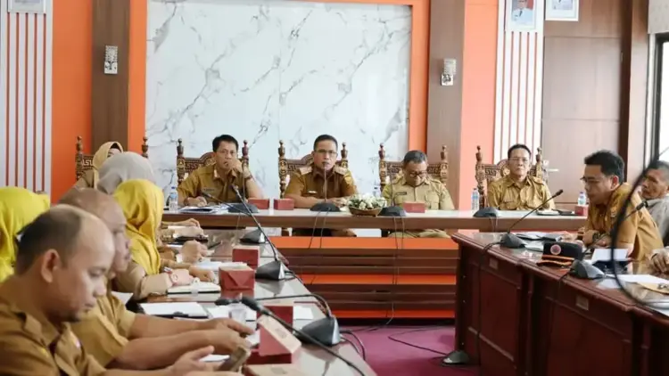 Pemko Pariaman Terapkan Sistem Outsourcing Mandiri untuk Tenaga Honorer 1 Pemko Pariaman menggelar rapat terkait penerapan outsourcing bagi tenaga honorer. (Foto: Dok. Ist)