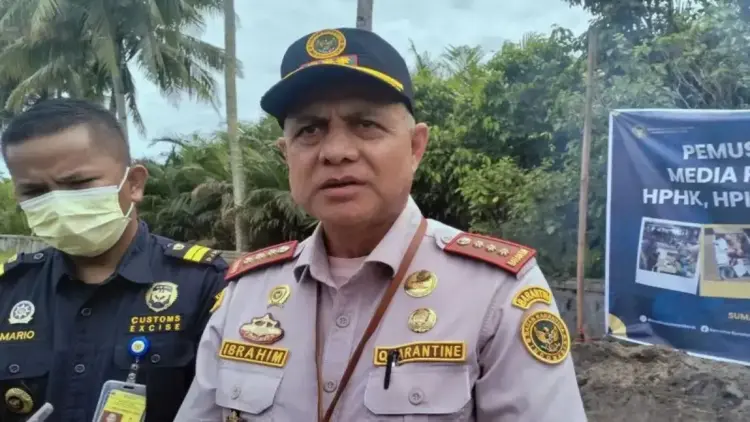 Kepala Balai Karantina Hewan, Ikan dan Tumbuhan Sumatera Barat Ibrahim saat diwawancarai di Padang. ANTARA/Muhammad Zulfikar