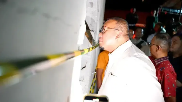 Bantu Uang Tunai, Andre Rosiade Minta PT Semen Padang Rehab Rumah Korban Tewas Ditabrak Truk di Padang Besi 1 Wakil Ketua Komisi VI DPR RI Andre Rosiade meninjau rumah korban tewas akibat ditabrak truk di Padang Besi. (Foto: Dok. Ist)