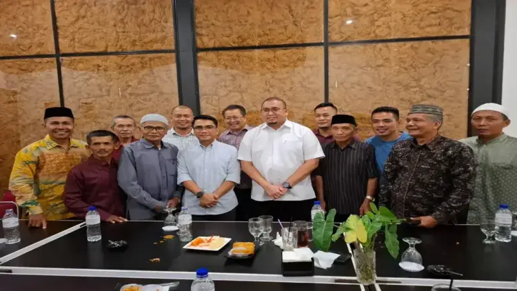 Tanah Ulayat Nagari jadi Hutan Lindung dan HPK, Ninik Mamak Inderapura Mengadu ke Andre Rosiade 1 Andre Rosiade didampingi Kakanwil BPN Sumbar Teddi Guspriadi menerima audiensi ninik mamak Inderapura di Padang. (Foto: Dok. Ist)