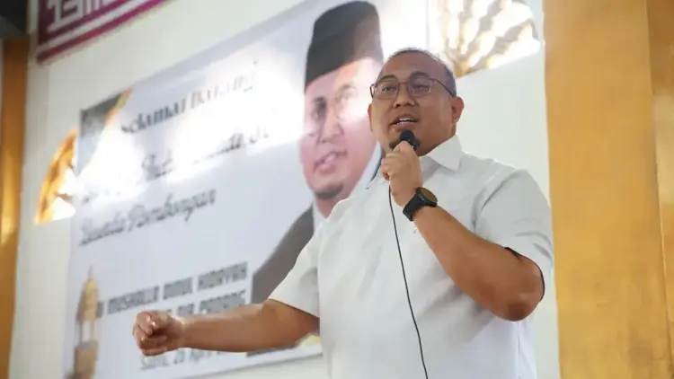Wakil Ketua Komisi VI DPR RI Andre Rosiade saat kunjungan kerja ke Mushalla Dinul Hidayah Mata Air, Padang. (Foto: Dok. Tim AR)