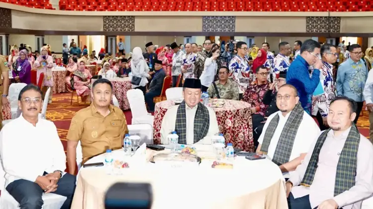 Andre Rosiade bersama Menteri Nusron Wahid, Wagub Vasko Ruseimy dan anggota DPR Rahmat Saleh di acara sosialisasi pengadministrasian dan pendaftaran tanah ulayat di Sumbar, Senin (28/4/2025) di UNP. (Foto: Dok. Ist)