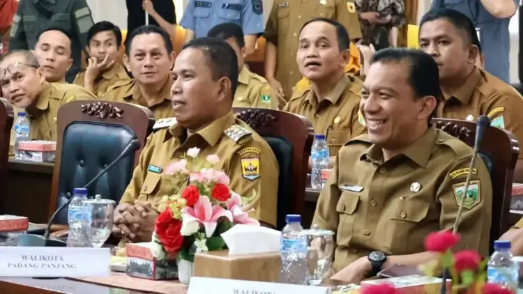 Wawako Pariaman Hadiri Rakor Penguatan Pelayanan Pertanahan Bersama Menteri ATR/BPN 1 Wawako Pariaman menghadiri rakor penguatan pelayanan pertanahan di Padang. (Foto: Dok. Ist)