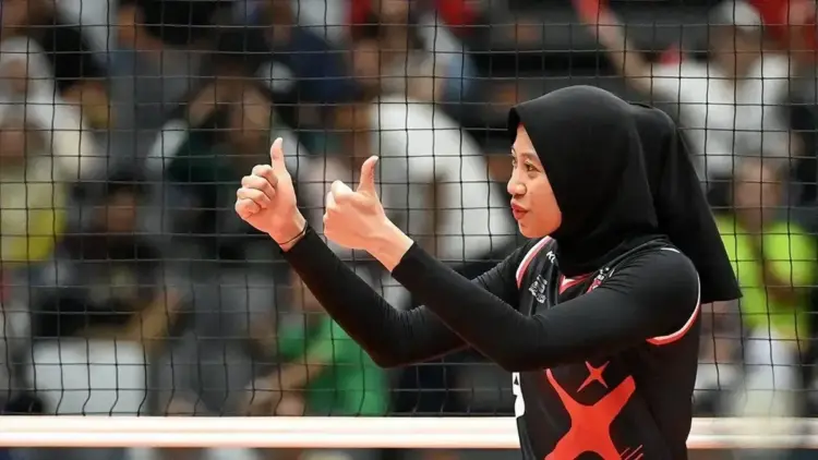 Pebola voli Red Sparks Megawati Hangestri mengacungkan jempolnya saat melawan Indonesia All Star dalam laga eksebisi di Indonesia Arena, Senayan, Jakarta, Sabtu (20/4/2024). ANTARA FOTO/M Risyal Hidayat/wpa/aa.