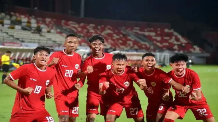Pesepak bola Timnas Indonesia U-17 Evandra Florasta (ketiga kiri) berselebrasi bersama rekan usai mencetak gol ke gawang Timnas India U-17 saat pertandingan persahabatan internasional di Stadion Kapten I Wayan Dipta Gianyar, Bali, Minggu (25/8/2024). ANTARA FOTO/Fikri Yusuf/YU (ANTARA FOTO/FIKRI YUSUF)