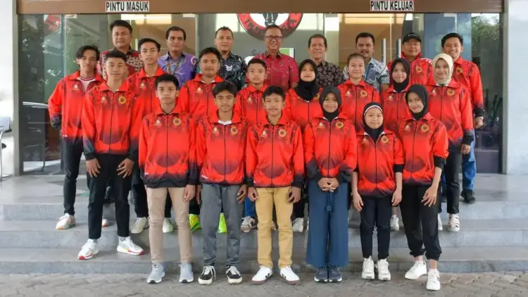 20 Pesilat Binaan Semen Padang Siap Harumkan Indonesia di Turnamen Internasional Malaysia 1 Atlet silat Perisai Diri Semen Padang dilepas menuju turnamen di Malaysia. (dok. Humas)
